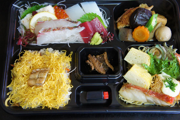 刺身四種盛り付ちらし寿司